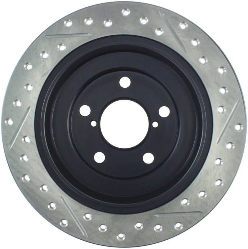 Rotor trasero derecho ranurado y perforado StopTech 05-06 Saab 9-2X AWD / 02-05 Impreza WRX / 02 WRX STi