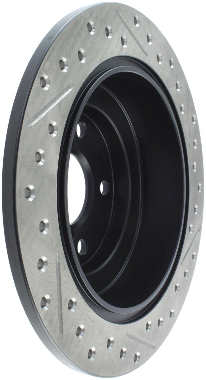 Rotor trasero derecho ranurado y perforado StopTech 05-06 Saab 9-2X AWD / 02-05 Impreza WRX / 02 WRX STi